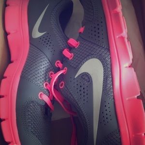 Women’s Nikes size 6.5 ** Brand new ***